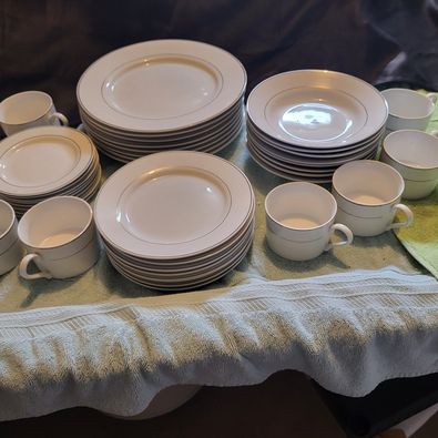 Set of 8 Gibson Housewares China (one cup missing)