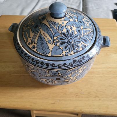 Beautiful Trinket Pottery Bowl w/lid marked "Mexico" on the bottom